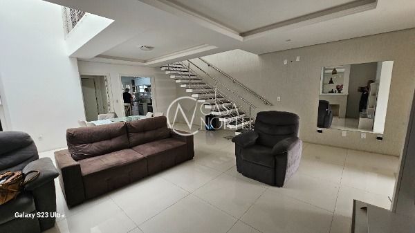 Casa à venda com 3 quartos, 210m², 3 suítes, 2 vagas, Rua Fabiana Kila de Ávila no bairro Hípica em Porto Alegre