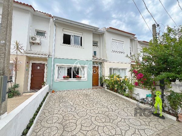 Casa de Condomínio à venda com 3 quartos, 144m², 1 suíte, 2 vagas, Avenida Edgar Pires de Castro no bairro Hípica em Porto Alegre