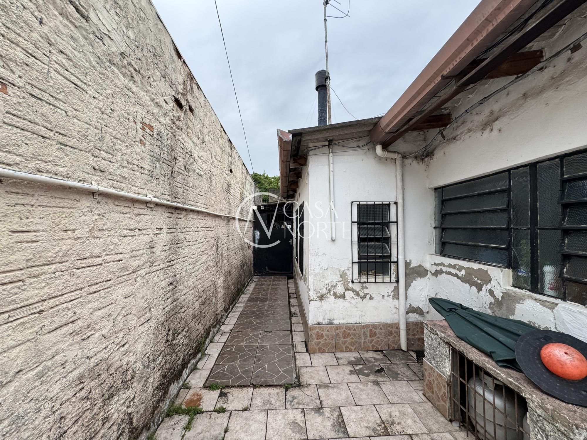 Casa à venda com 6 quartos, 420m², 2 suítes, 8 vagas, Rua Upamaroti no bairro Cristal em Porto Alegre