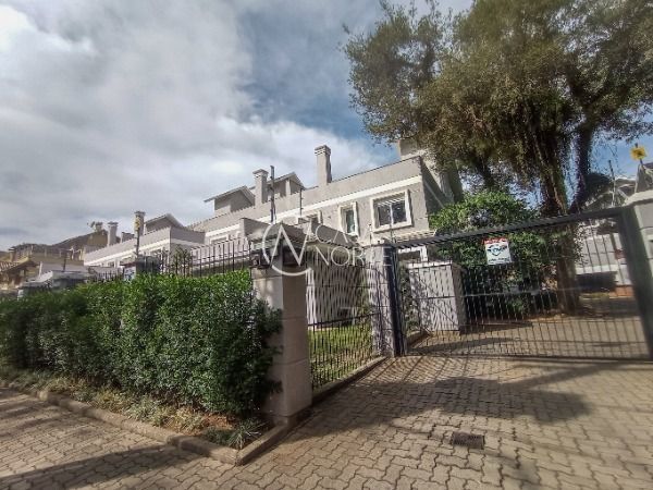 Casa à venda com 3 quartos, 253m², 3 suítes, 2 vagas, Rua General Rondon no bairro Vila Assunção em Porto Alegre