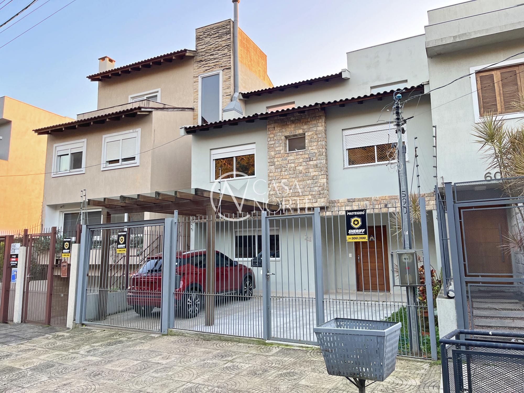Casa à venda com 3 quartos, 270m², 1 suíte, 2 vagas, Rua Henrique Anawate no bairro Guarujá em Porto Alegre