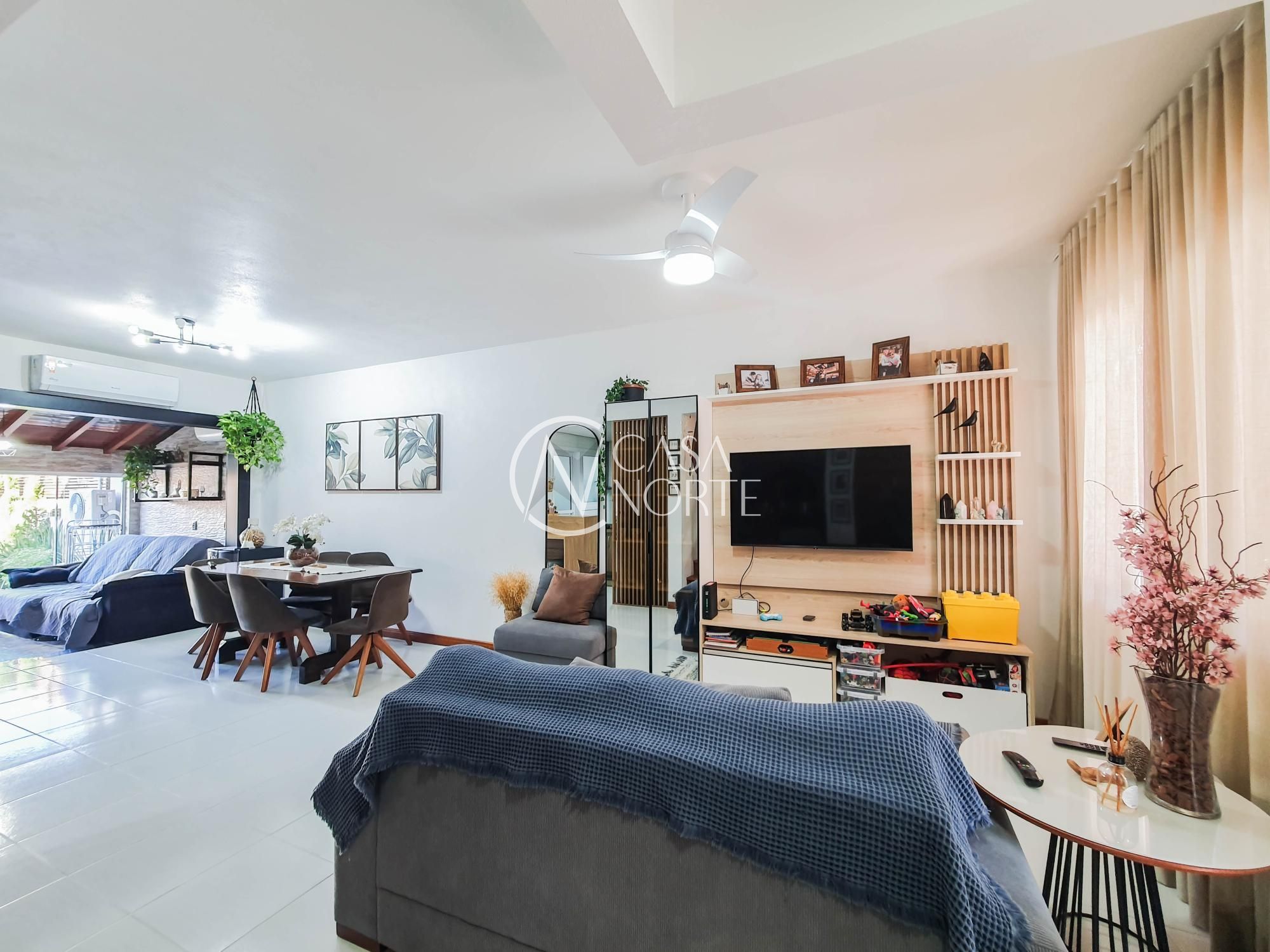 Sobrado à venda com 3 quartos, 118m², 1 suíte, 2 vagas, Rua Alexandre de Gusmao no bairro Hípica em Porto Alegre