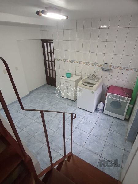 Casa à venda com 4 quartos, 450m², 1 suíte, 3 vagas, Rua Flor de Pessegueiro no bairro Vila Nova em Porto Alegre