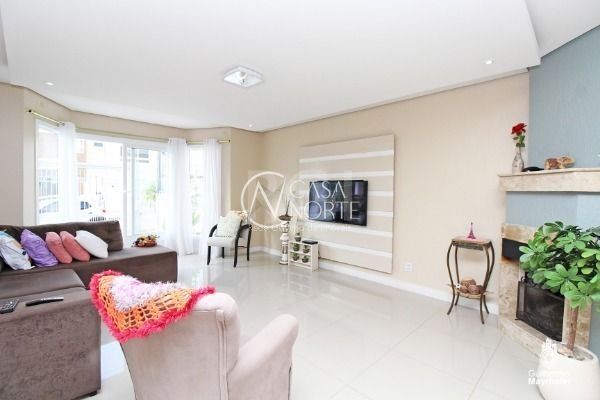 Casa à venda com 3 quartos, 131m², 1 suíte, 2 vagas, Rua Wilson Conceição Bona no bairro Hípica em Porto Alegre