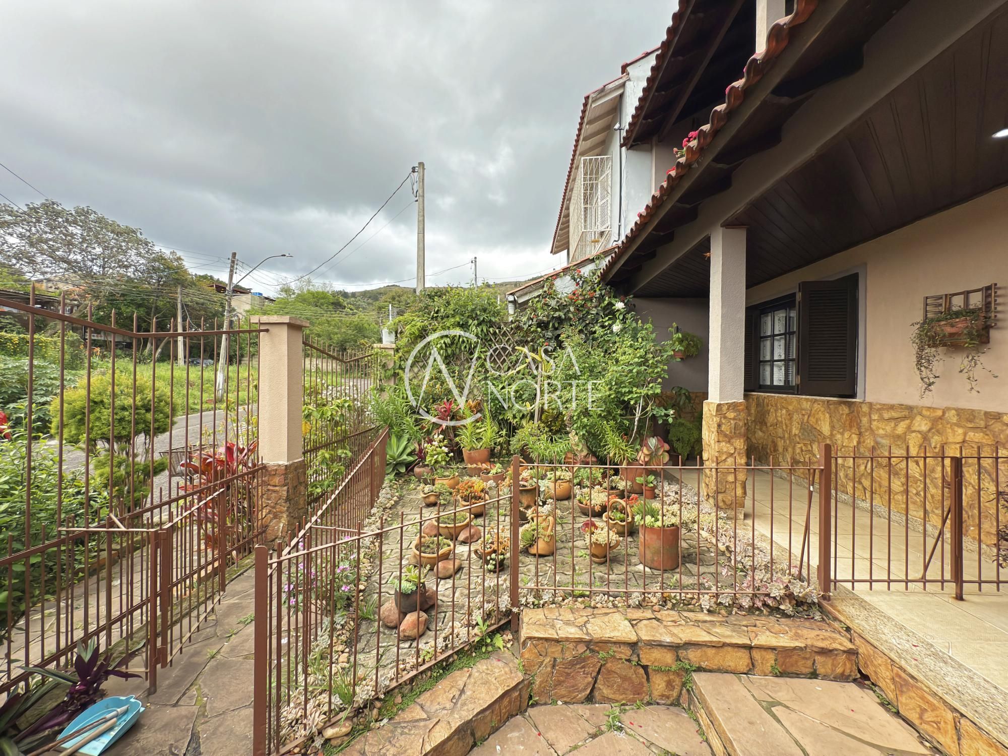 Casa à venda com 3 quartos, 255m², 3 vagas, Rua Doutor Lauro Miguel Sturm no bairro Hípica em Porto Alegre