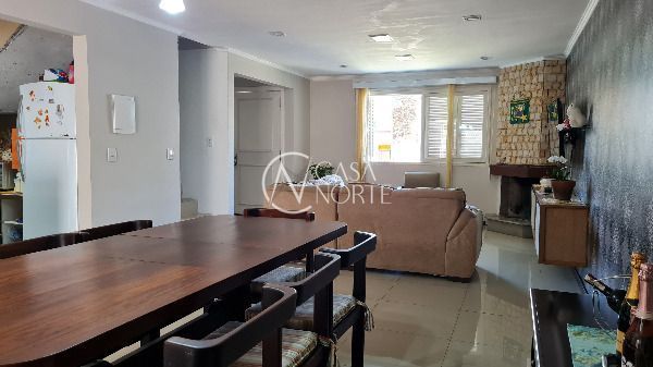 Casa à venda com 3 quartos, 177m², 1 suíte, 2 vagas, Rua Roberto Santini no bairro Hípica em Porto Alegre