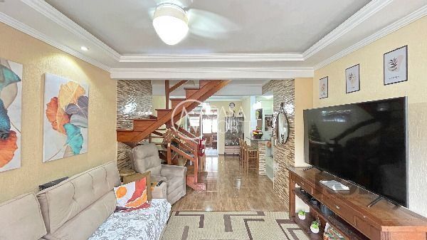 Casa de Condomínio à venda com 3 quartos, 144m², 1 suíte, 2 vagas, Avenida Edgar Pires de Castro no bairro Hípica em Porto Alegre