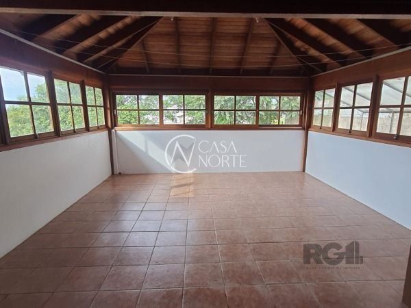 Casa à venda com 4 quartos, 450m², 1 suíte, 3 vagas, Rua Flor de Pessegueiro no bairro Vila Nova em Porto Alegre