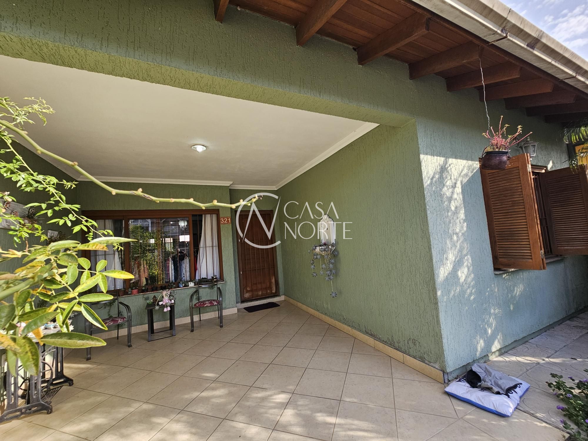 Casa à venda com 3 quartos, 114m², 1 suíte, 2 vagas, Rua Heitor Kramer no bairro Guarujá em Porto Alegre