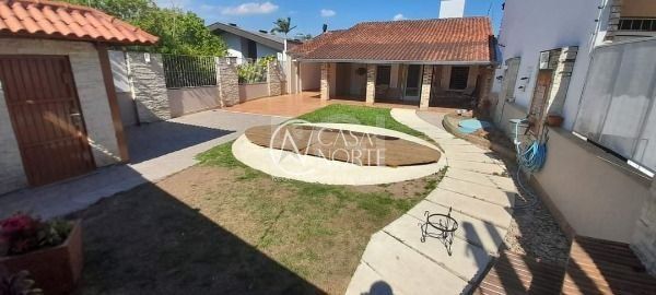 Casa à venda com 4 quartos, 374m², 1 suíte, 3 vagas, Rua Oiampi no bairro Guarujá em Porto Alegre