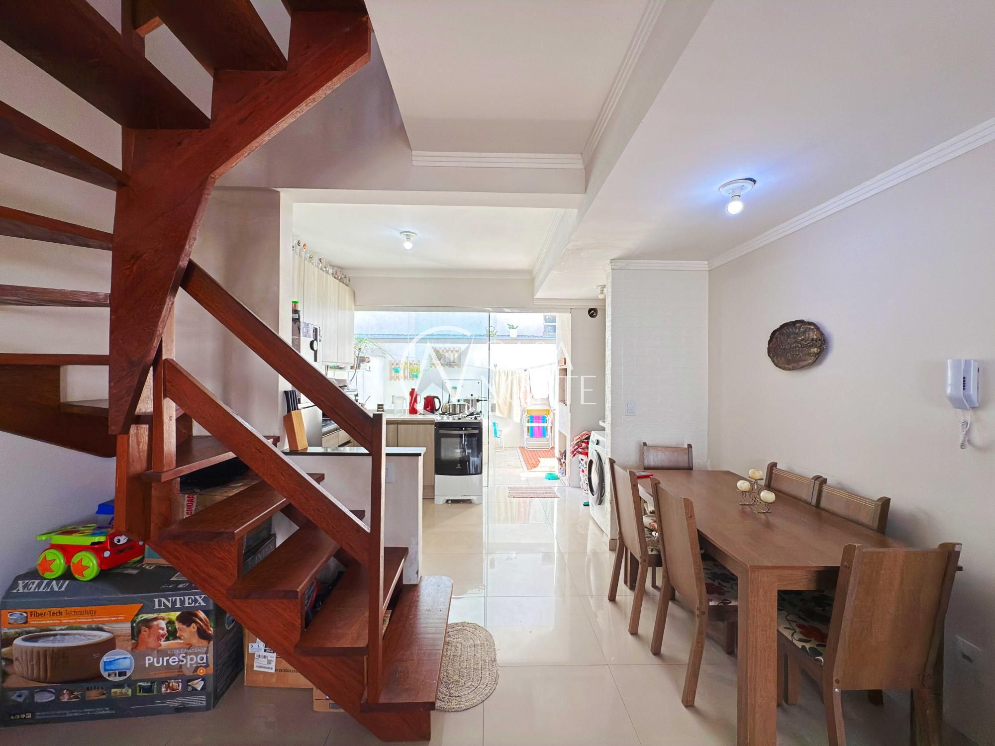 Casa de Condomínio à venda com 2 quartos, 105m², 2 suítes, 2 vagas, Rua Agenor Mendes Ouriques no bairro Guarujá em Porto Alegre