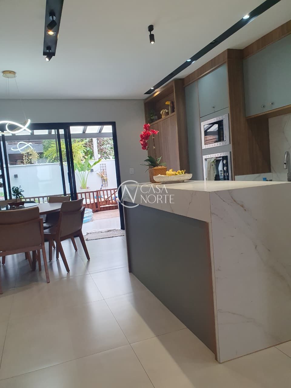 Casa à venda com 3 quartos, 127m², 2 suítes, 2 vagas, Rua Embira no bairro Hípica em Porto Alegre