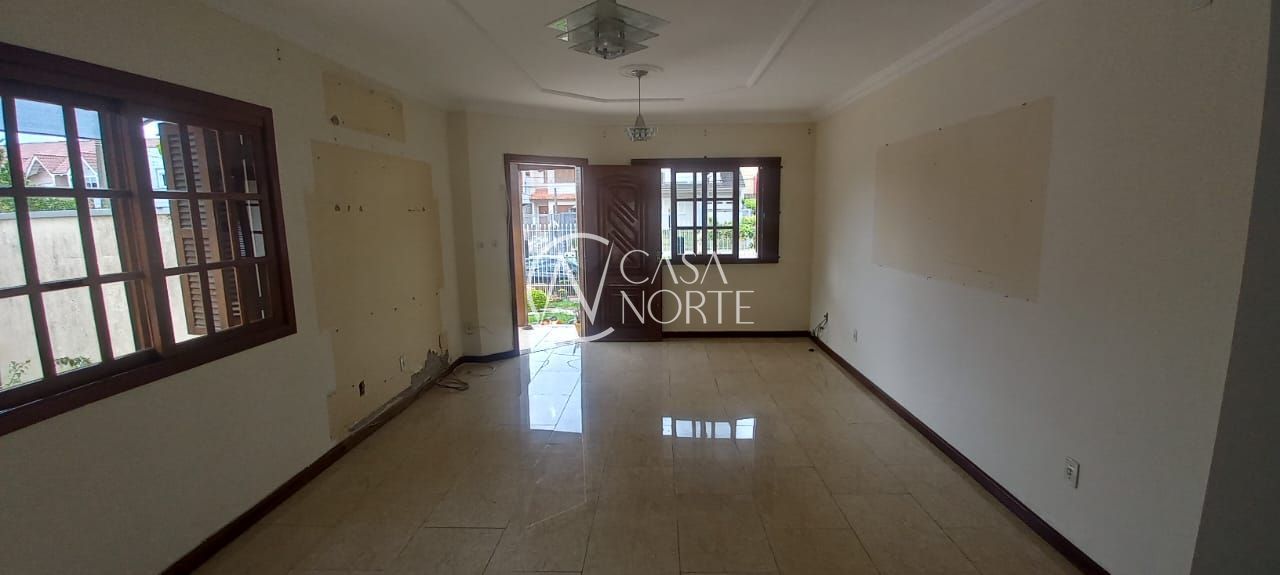 Casa à venda com 3 quartos, 167m², 1 suíte, 4 vagas, Rua Heitor Kramer no bairro Guarujá em Porto Alegre