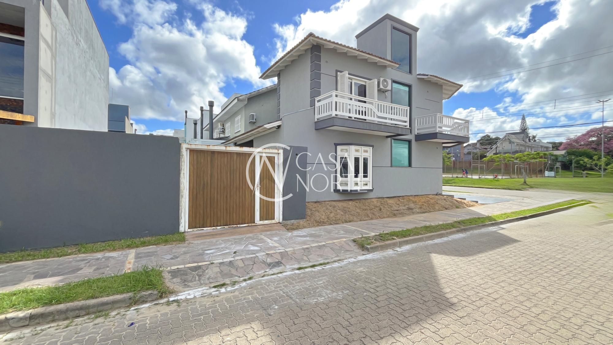 Casa à venda com 3 quartos, 140m², 1 suíte, 2 vagas, Rua Ivo Walter Kern no bairro Hípica em Porto Alegre