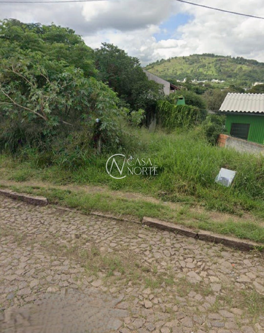 Terreno à venda  com 355m², Rua dos Guenoas no bairro Guarujá em Porto Alegre