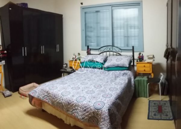 Casa à venda com 3 quartos, 220m², 2 vagas, Estrada Aracaju no bairro Vila Nova em Porto Alegre