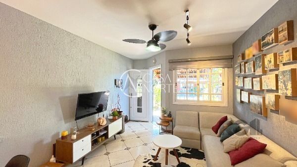 Casa de Condomínio à venda com 3 quartos, 132m², 1 suíte, 2 vagas, Avenida Juca Batista no bairro Cavalhada em Porto Alegre