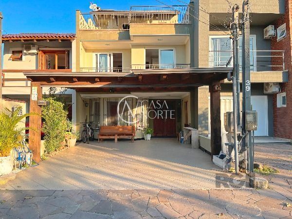 Casa à venda com 3 quartos, 169m², 1 suíte, 4 vagas, Rua Carlos Maximiliano Fayet no bairro Hípica em Porto Alegre