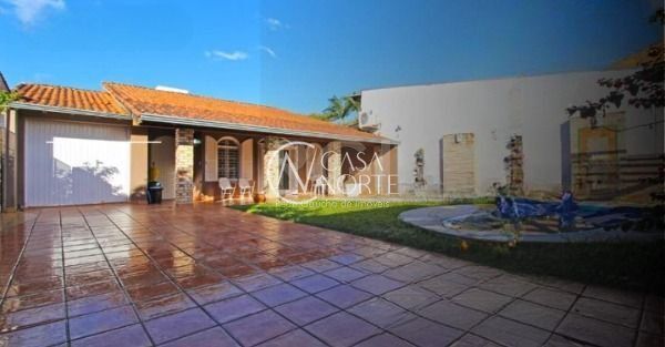 Casa à venda com 4 quartos, 374m², 1 suíte, 3 vagas, Rua Oiampi no bairro Guarujá em Porto Alegre