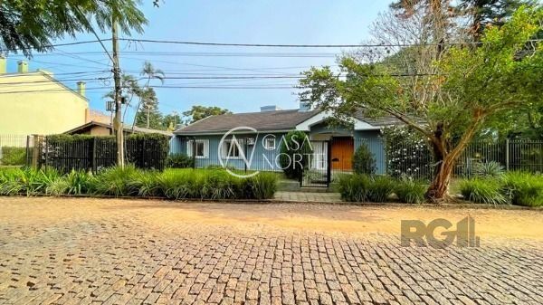 Casa à venda , 350m², 3 suítes, 4 vagas, Rua Conselheiro Xavier da Costa no bairro Ipanema em Porto Alegre