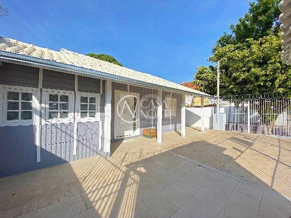 Casa à venda com 3 quartos, 101m², 1 suíte, 3 vagas, Rua dos Guenoas no bairro Guarujá em Porto Alegre