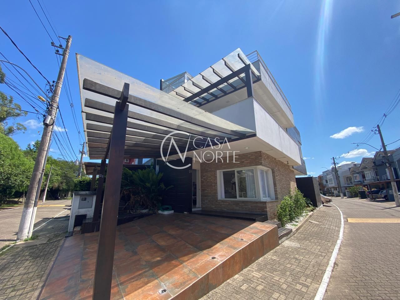 Casa de Condomínio à venda com 3 quartos, 232m², 1 suíte, 2 vagas, Rua Carlos Maximiliano Fayet no bairro Hípica em Porto Alegre