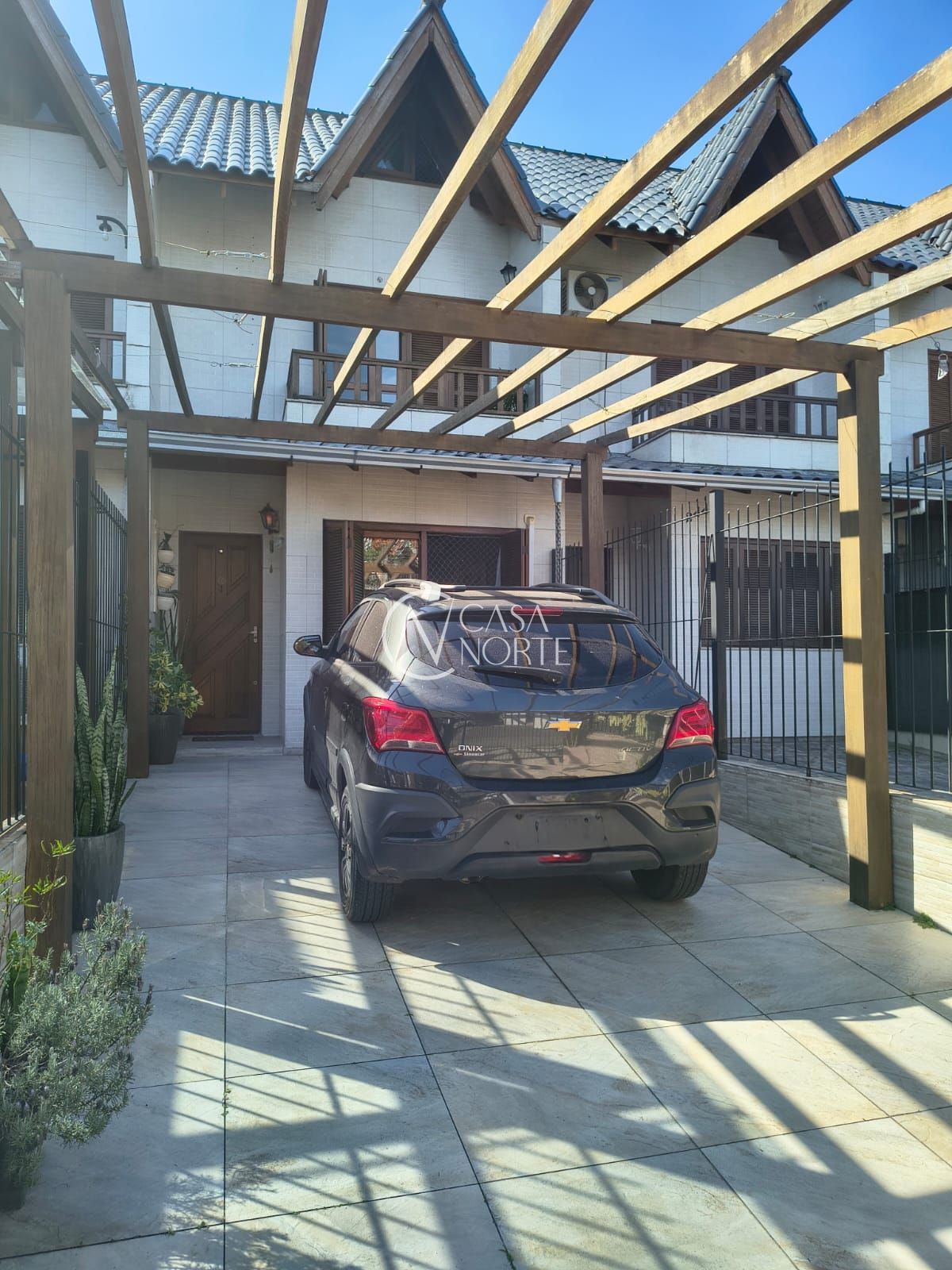 Casa à venda com 2 quartos, 77m², 2 suítes, 2 vagas, Rua Heitor Kramer no bairro Guarujá em Porto Alegre