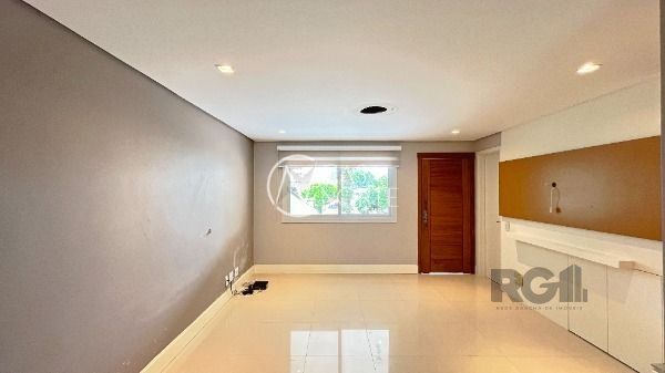 Casa de Condomínio à venda com 4 quartos, 210m², 3 suítes, 2 vagas, Rua Doutor Mário Totta no bairro Tristeza em Porto Alegre