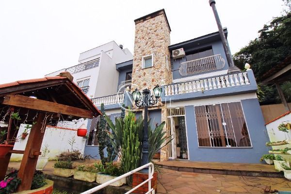 Casa à venda com 3 quartos, 300m², 1 suíte, 2 vagas, Rua Tenente-Coronel Mário Doernte no bairro Ipanema em Porto Alegre
