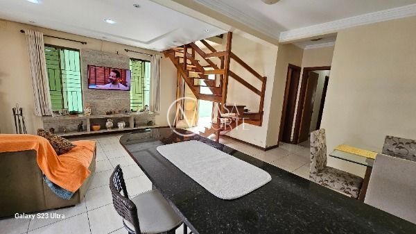 Casa à venda com 3 quartos, 200m², 1 suíte, 4 vagas, Rua Marquês do Maricá no bairro Vila Nova em Porto Alegre