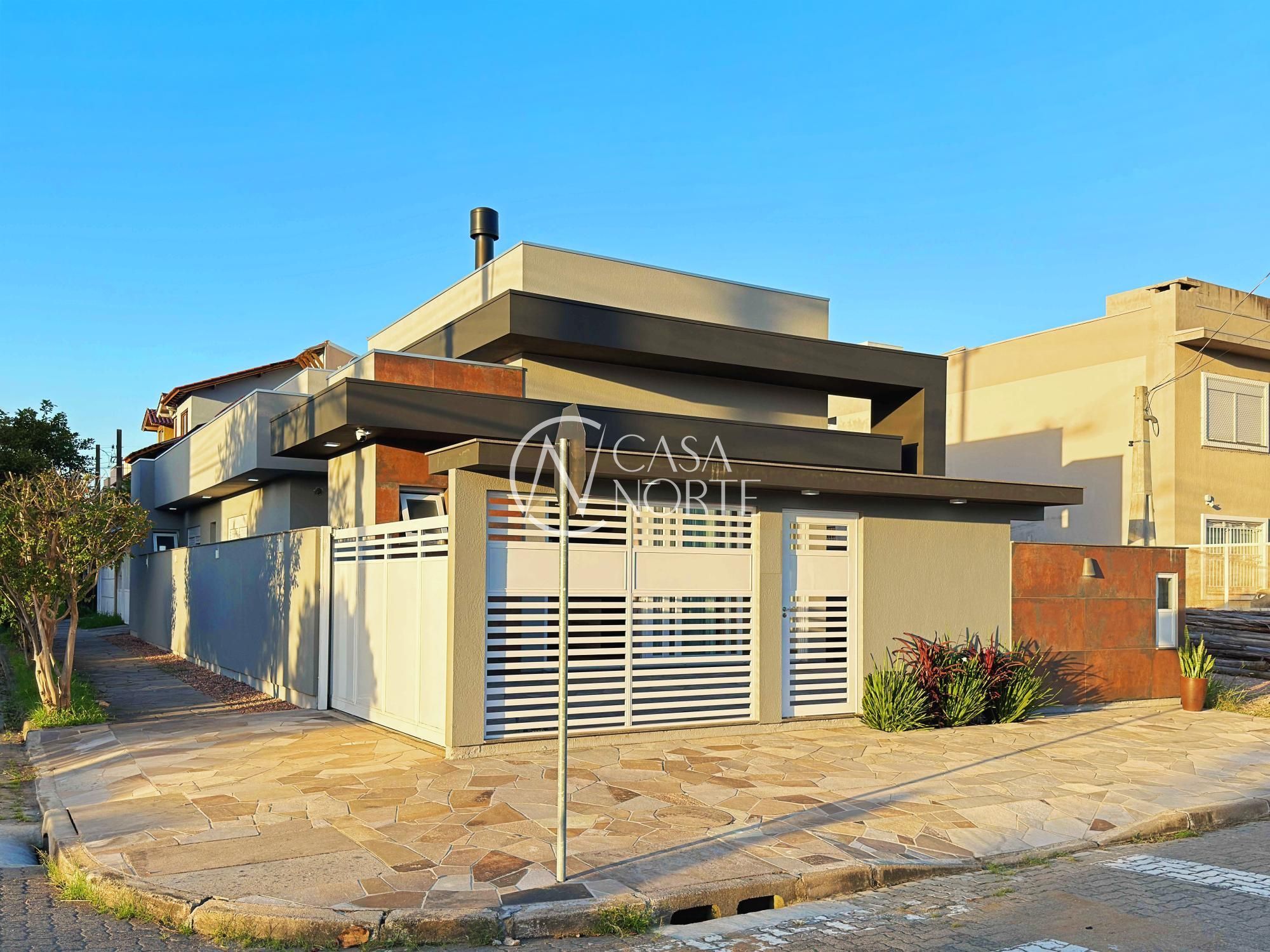 Casa à venda com 3 quartos, 127m², 1 suíte, 3 vagas, Rua Embira no bairro Hípica em Porto Alegre