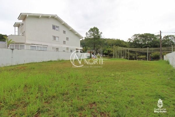 Terreno à venda  com 300m², Avenida Edgar Pires de Castro no bairro Hípica em Porto Alegre