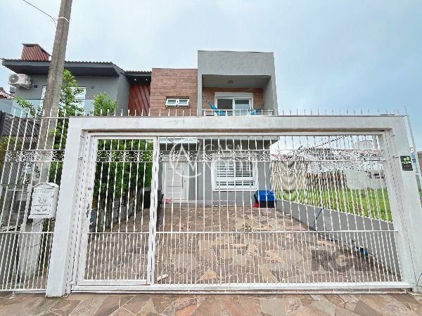 Casa à venda com 3 quartos, 127m², 1 suíte, 2 vagas, Rua Aldo Sani no bairro Hípica em Porto Alegre