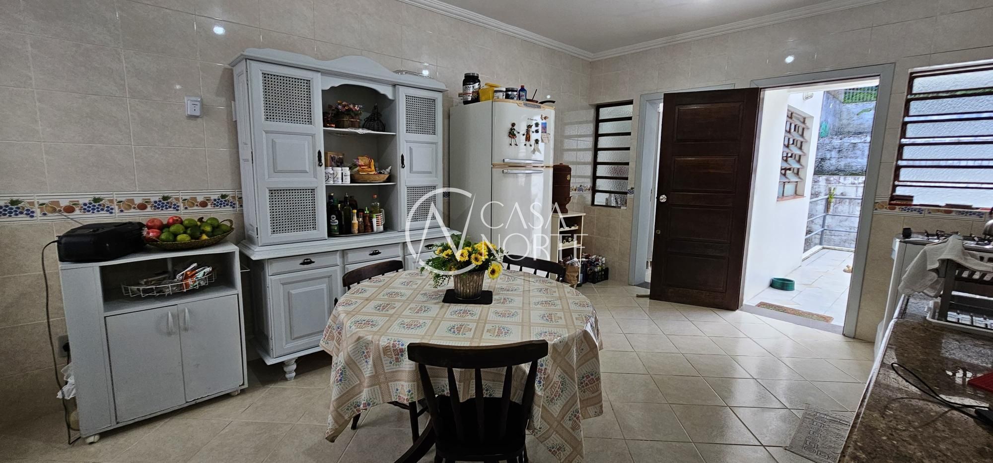 Casa à venda com 4 quartos, 276m², 2 suítes, 4 vagas, Rua Edgar Luiz Schneider no bairro Jardim Isabel em Porto Alegre