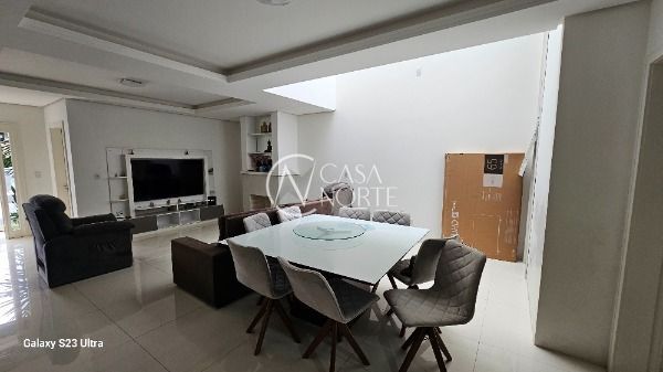 Casa à venda com 3 quartos, 210m², 3 suítes, 2 vagas, Rua Fabiana Kila de Ávila no bairro Hípica em Porto Alegre