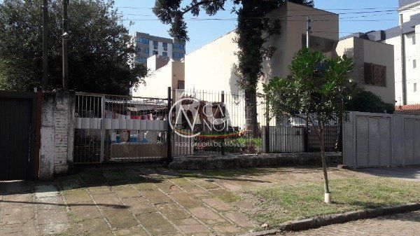 Terreno à venda  com 242m², Rua José Gomes no bairro Tristeza em Porto Alegre
