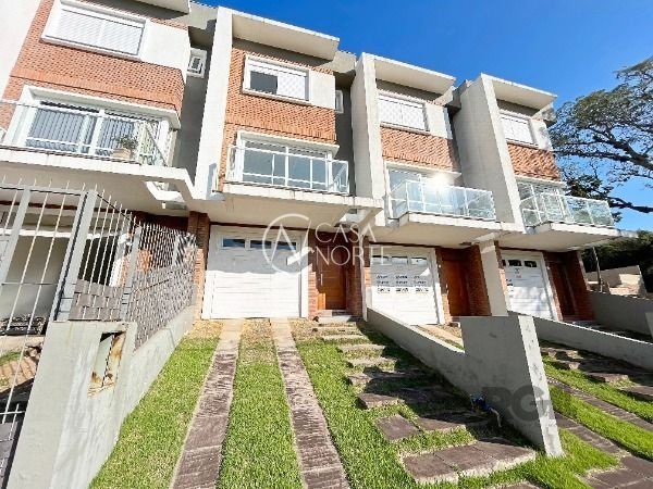 Sobrado à venda com 3 quartos, 100m², 3 suítes, 2 vagas, Avenida Altos do Santa Rita no bairro Hípica em Porto Alegre