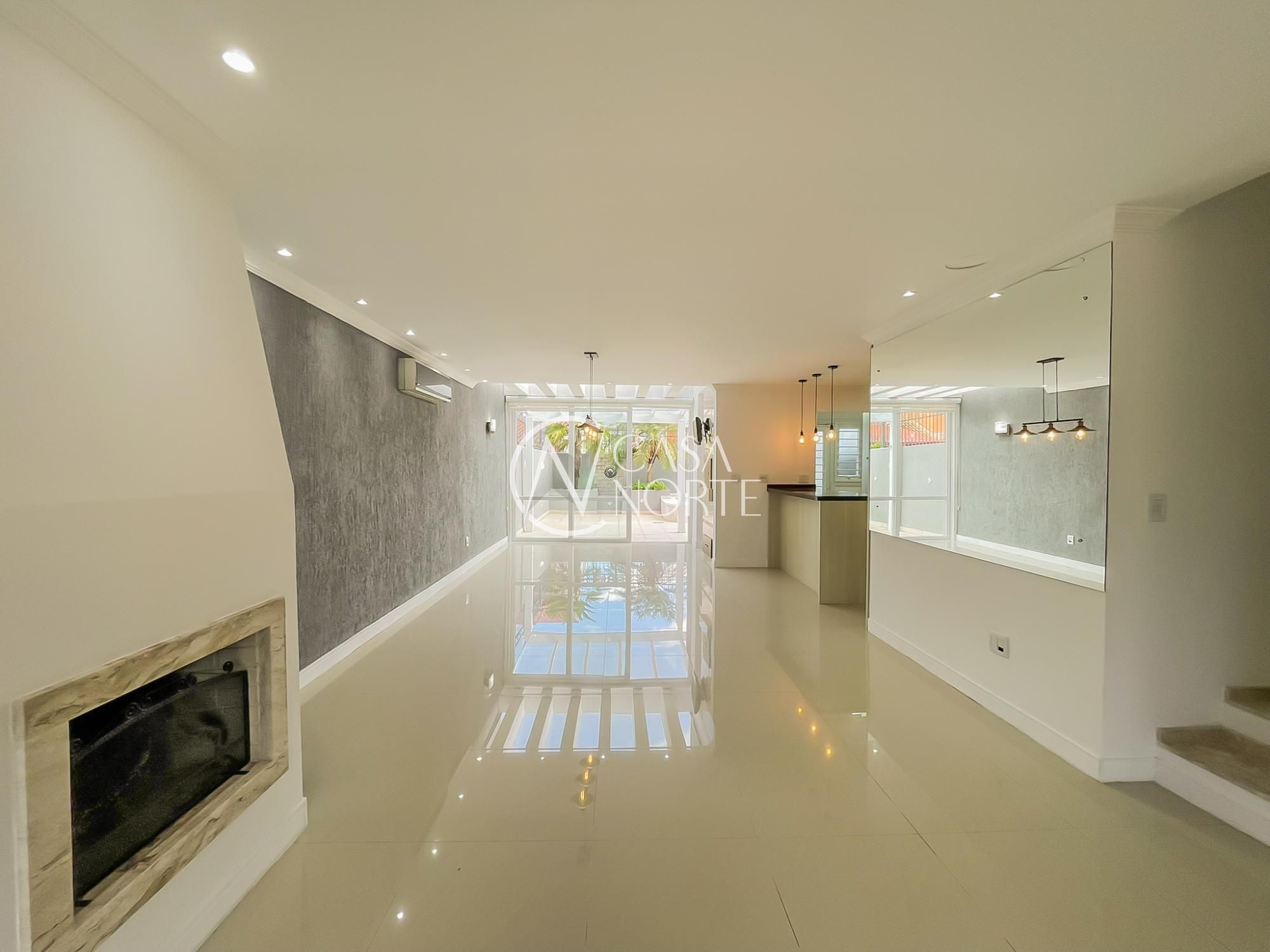 Casa à venda com 3 quartos, 159m², 1 suíte, 2 vagas, Rua Roberto Santini no bairro Hípica em Porto Alegre