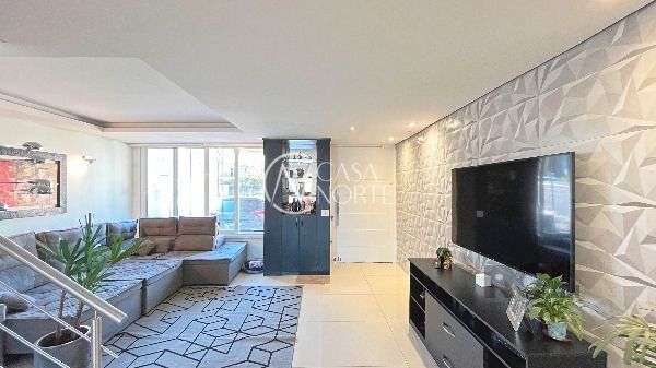 Casa à venda com 3 quartos, 186m², 1 suíte, 2 vagas, Rua Aldo Sani no bairro Hípica em Porto Alegre