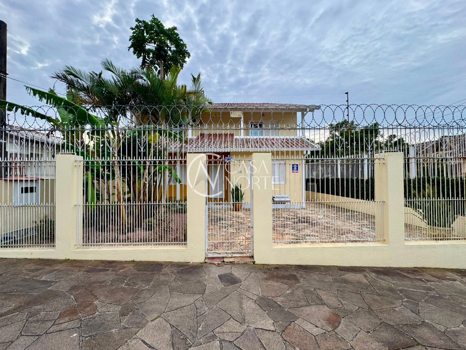 Casa à venda com 4 quartos, 295m², 1 suíte, 4 vagas, Avenida Quaraí no bairro Nonoai em Porto Alegre