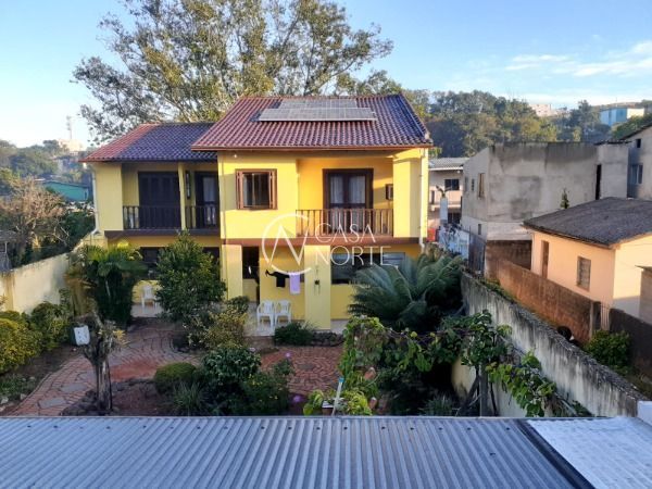 Casa à venda com 3 quartos, 200m², 1 suíte, 1 vaga, Rua Xavier da Cunha no bairro Nonoai em Porto Alegre