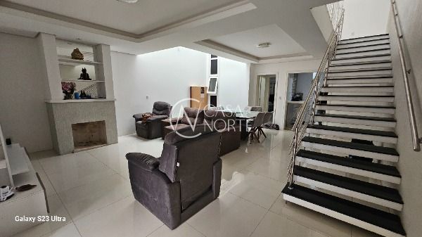 Casa à venda com 3 quartos, 210m², 3 suítes, 2 vagas, Rua Fabiana Kila de Ávila no bairro Hípica em Porto Alegre