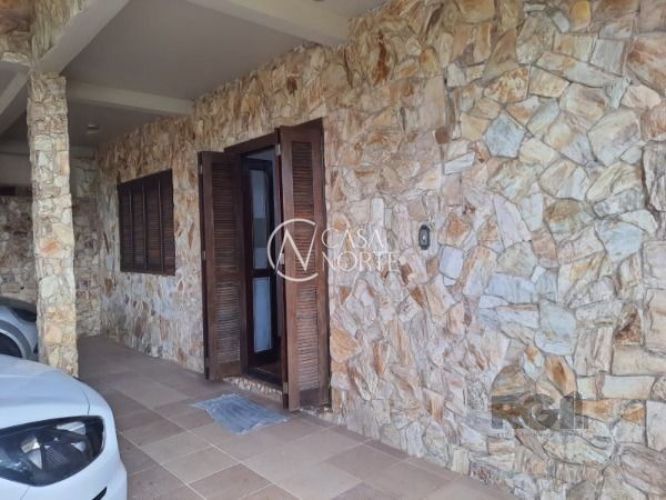 Casa à venda com 4 quartos, 450m², 1 suíte, 3 vagas, Rua Flor de Pessegueiro no bairro Vila Nova em Porto Alegre