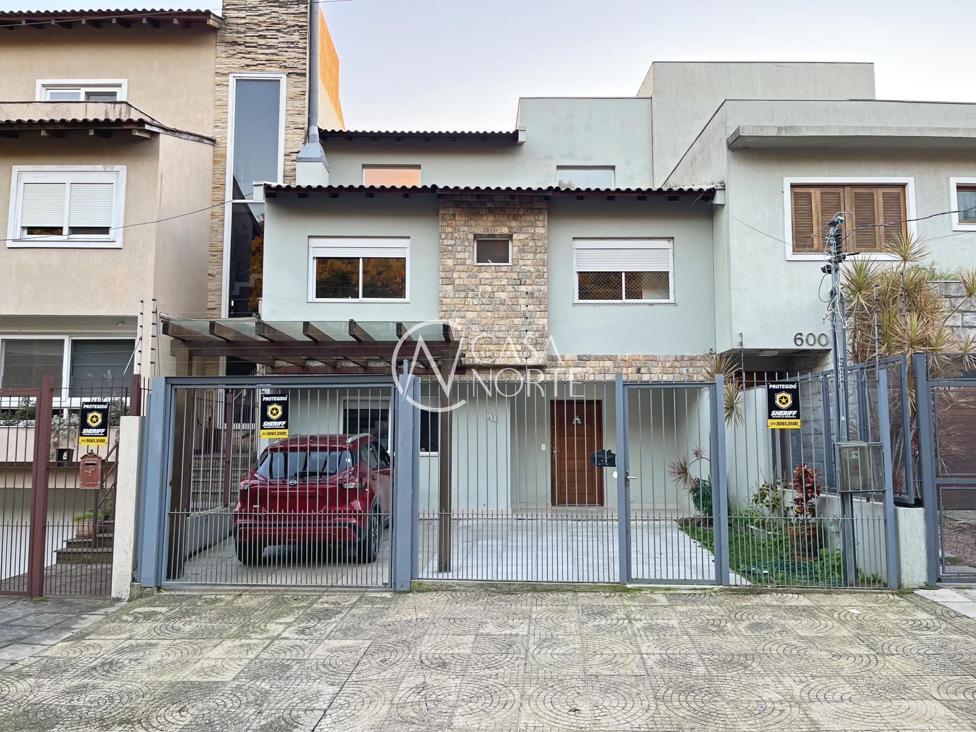Casa à venda com 3 quartos, 270m², 1 suíte, 2 vagas, Rua Henrique Anawate no bairro Guarujá em Porto Alegre