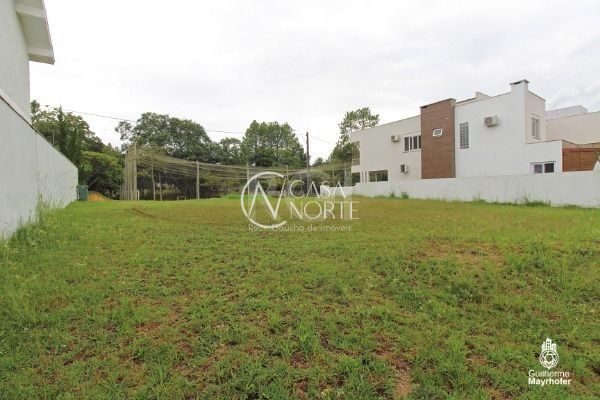 Terreno à venda  com 300m², Avenida Edgar Pires de Castro no bairro Hípica em Porto Alegre