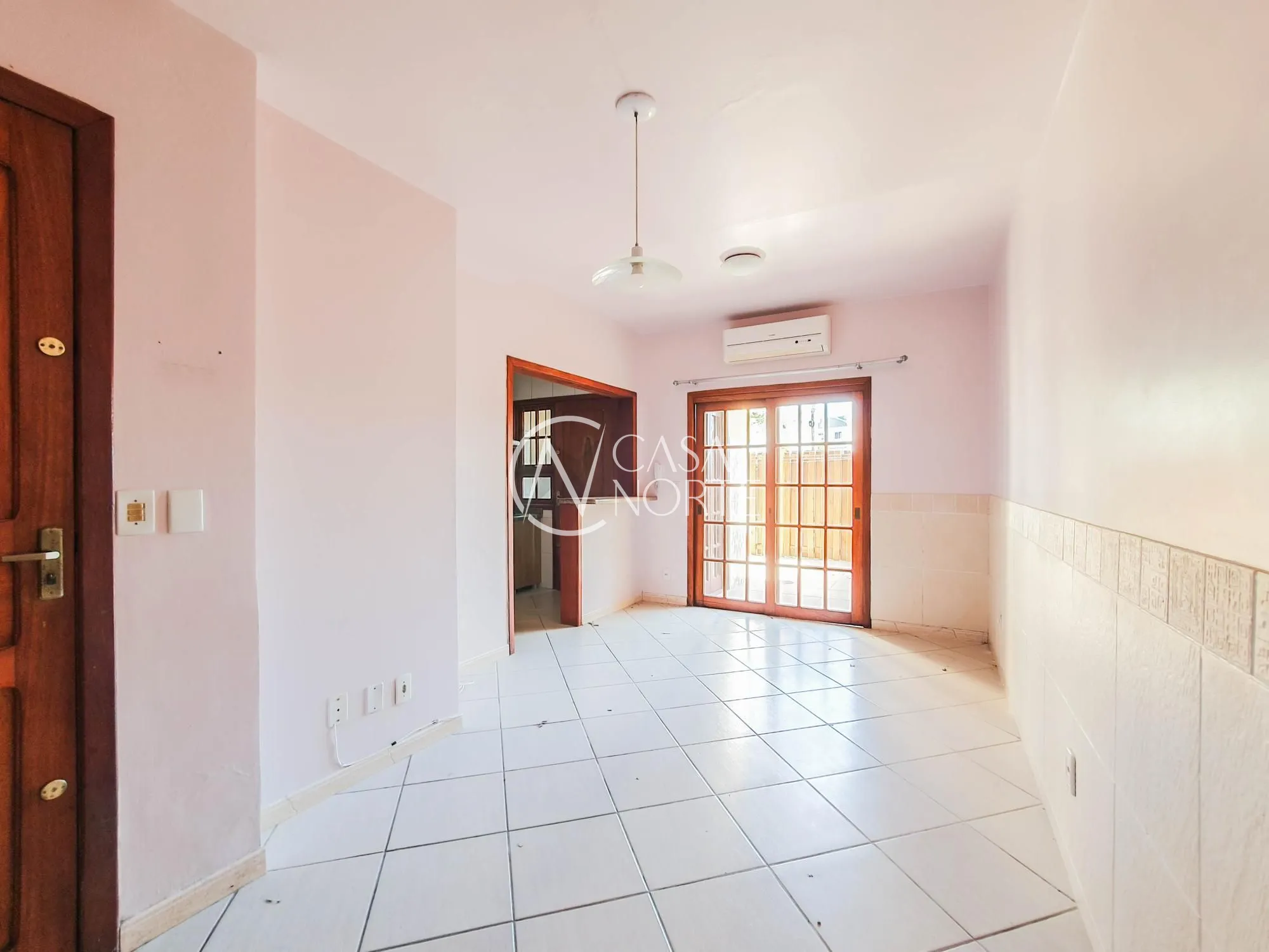 Casa de Condomínio à venda com 3 quartos, 131m², 1 suíte, 1 vaga, Rua Irmão Augusto Duflot no bairro Guarujá em Porto Alegre
