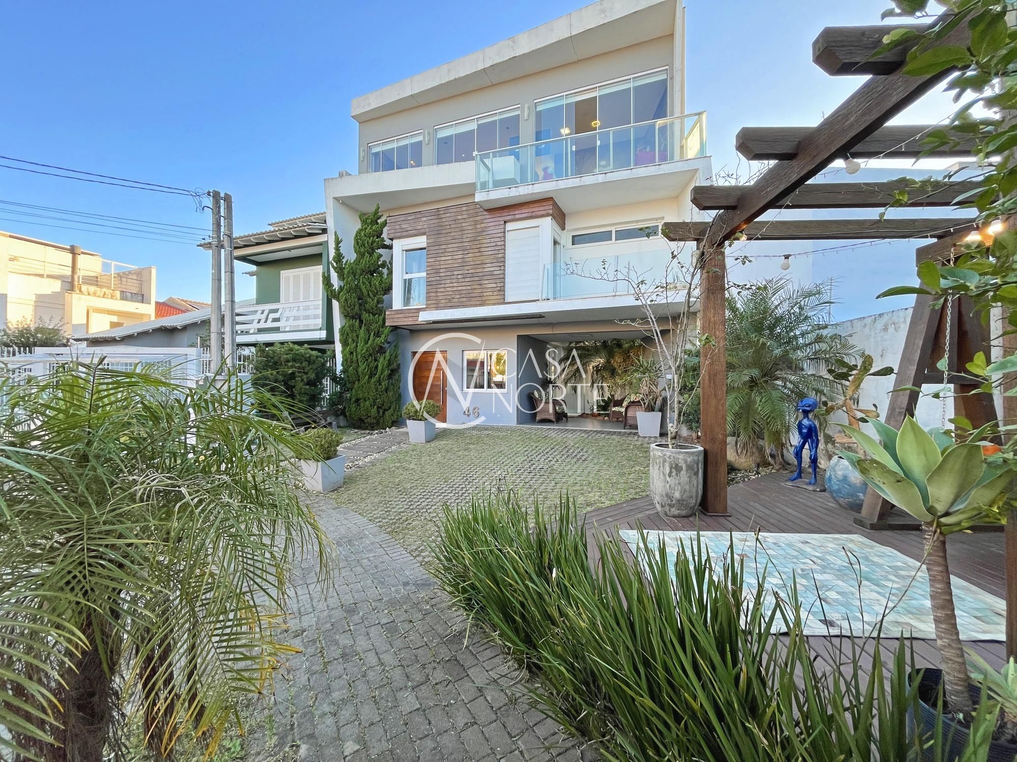 Casa à venda com 4 quartos, 224m², 3 suítes, 2 vagas, Rua Major Aviador Falcão no bairro Hípica em Porto Alegre