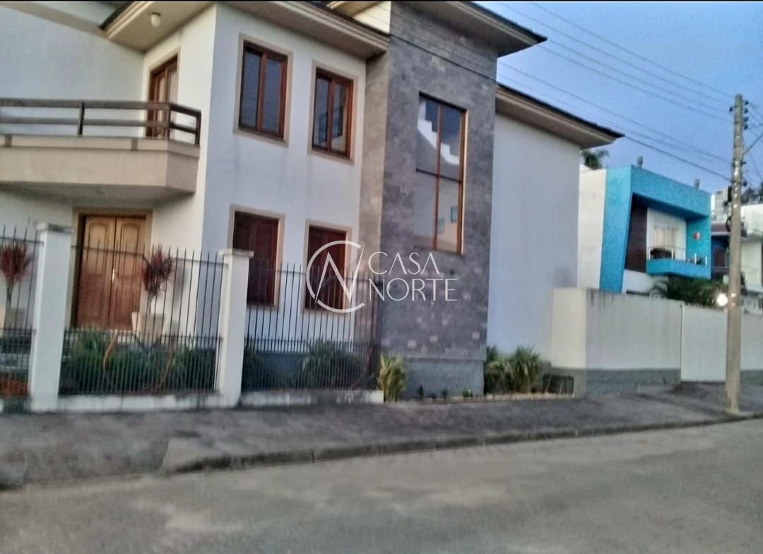 Casa à venda com 4 quartos, 221m², 2 suítes, -6 vaga, Rua Francisco Solano Borges no bairro Hípica em Porto Alegre