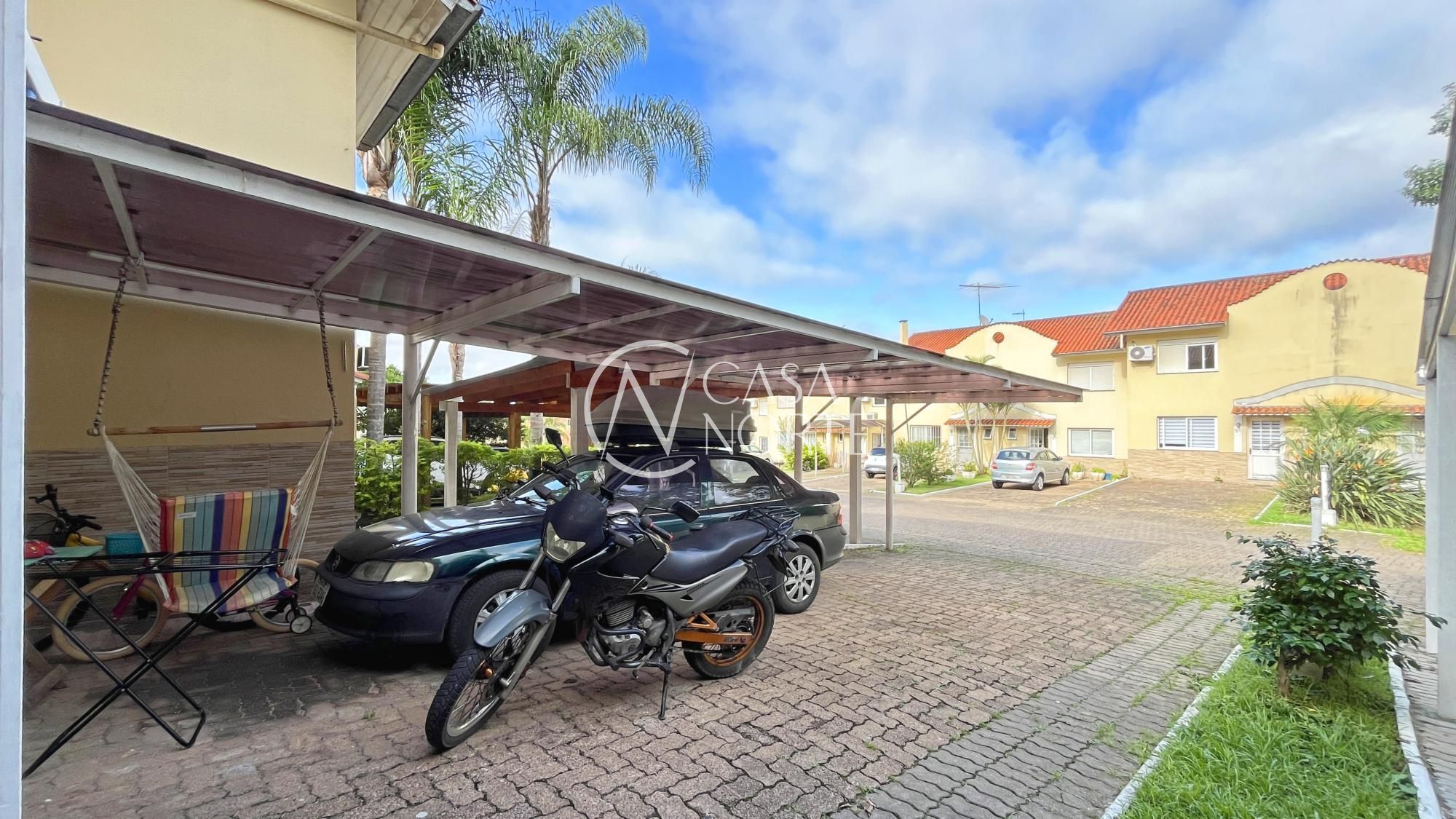 Casa de Condomínio à venda com 2 quartos, 118m², 4 vagas, Avenida Edgar Pires de Castro no bairro Hípica em Porto Alegre