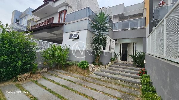 Casa à venda com 3 quartos, 210m², 3 suítes, 2 vagas, Rua Fabiana Kila de Ávila no bairro Hípica em Porto Alegre
